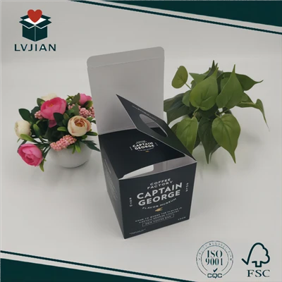 Produkto popieriaus konteineris juodai pakabinamoms ausinėms kavos pakavimui